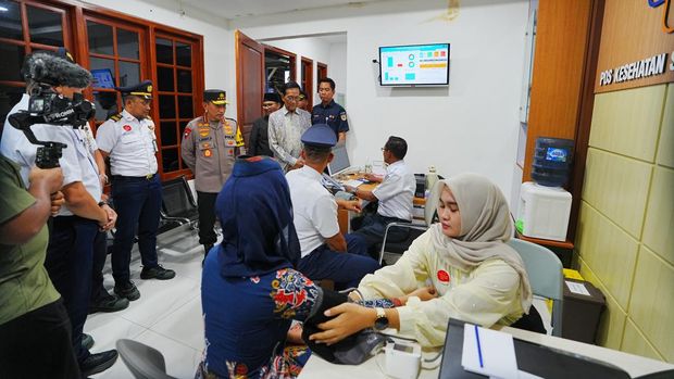 Kapolri Jenderal Listyo Sigit Prabowo saat meninjau kesiapan Operasi Ketupat Progo 2026 di Stasiun Tugu, Daerah Istimewa Yogyakarta (DIY). (dok istimewa)