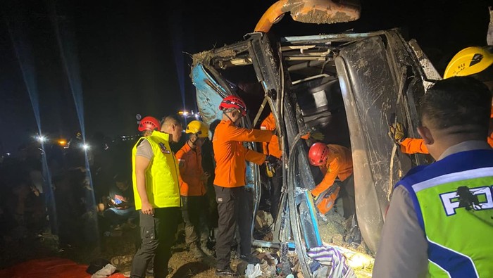 Bus Tabrak Mobil Usai Nyalip Lewat Bahu Jalan di Tol Brebes