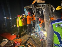 Nyalip Lewat Bahu Jalan, Bus PO Zentrum Tabrak Mobil Mogok di Tol Brebes