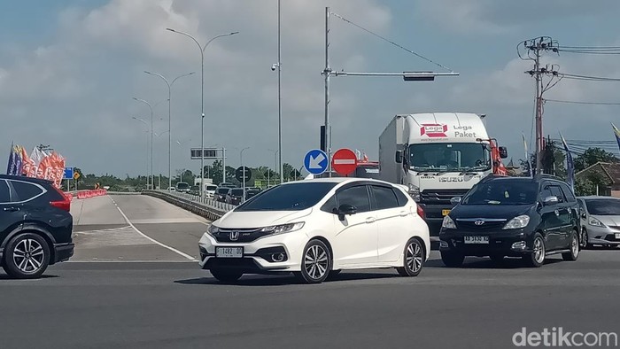 Kendaraan keluar di exit tol Prambanan, Klaten ramai.