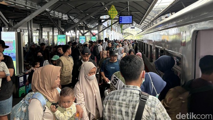Kepadatan penumpang di Stasiun Gubeng Surabaya