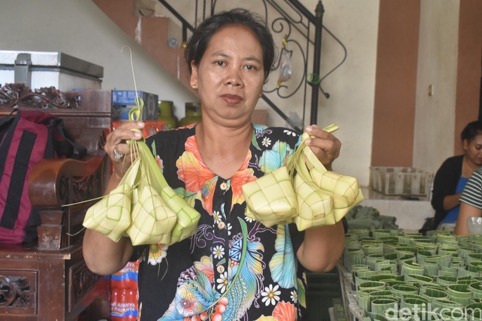 Ketupat yang diproduksi di Kampung Lontong Surabaya