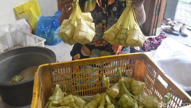 Ketupat yang diproduksi di Kampung Lontong Surabaya Ketupat yang diproduksi di Kampung Lontong Surabaya
