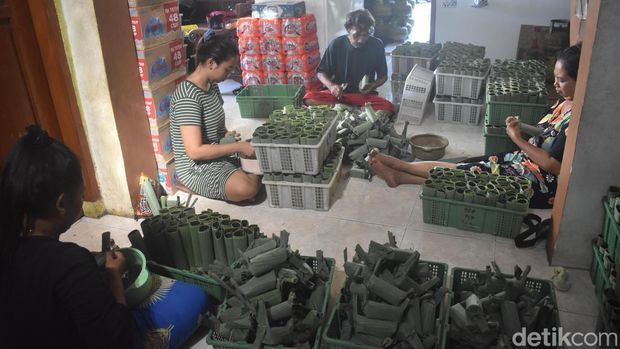 Ketupat yang diproduksi di Kampung Lontong Surabaya Ketupat yang diproduksi di Kampung Lontong Surabaya