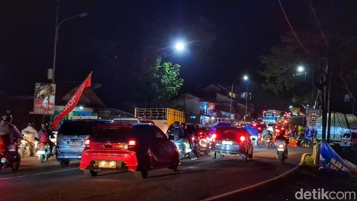 Kondisi arus lalu lintas di Jalan Raya Nagreg, Cikaledong, Kabupaten Bandung, Rabu (18/3/2026) malam.