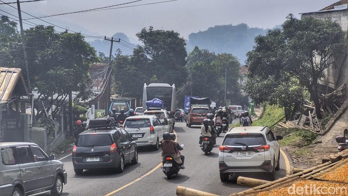 Kondisi lalin di kawasan Nagreg, Kabupaten Bandung