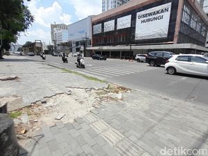 Trotoar di Jalan Balai Kota Medan Hancur, Pejalan Kaki Ngeluh Gampang Tersandung