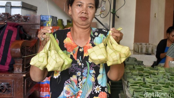 Produksi Kupat Kampung Lontong Surabaya Meningkat Jelang Lebaran
