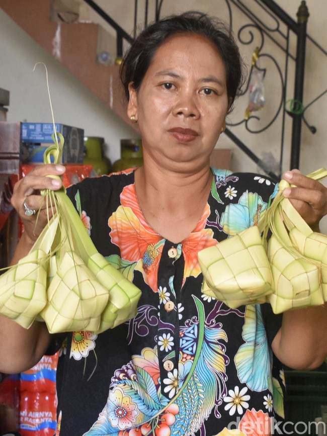 Produksi Kupat Kampung Lontong Surabaya Meningkat Jelang Lebaran