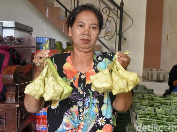 Produksi Kupat Kampung Lontong Surabaya Meningkat Jelang Lebaran