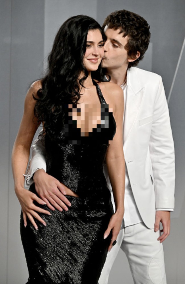 Dalam wawancara terbarunya untuk Vanity Fair, Kylie Jenner juga menanggapi kebiasaan Chalamet yang menyebut namanya dalam pidato penghargaan. Ia mengaku menikmati momen tersebut. “Tentu saja menyenangkan,” katanya. Foto: dok. Getty Images