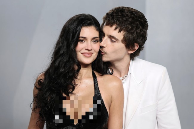 Chalamet bahkan tidak segan menunjukkan momen manis lain dengan mencium pipi sang kekasih. Foto: dok. Getty Images