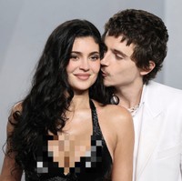 Chalamet bahkan tidak segan menunjukkan momen manis lain dengan mencium pipi sang kekasih. Foto: dok. Getty Images