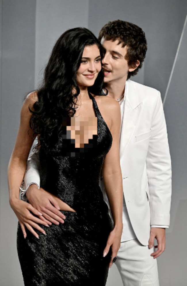 Pasangan Timothée Chalamet dan Kylie Jenner tampil bersama di after party Oscar 2026. Keduanya menunjukkan kemesraan di karpet merah Vanity Fair Oscar Party. Ada momen mengejutkan, Timothee mencium Kylie. Foto: dok. Getty Images