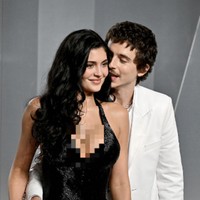 Pasangan Timothée Chalamet dan Kylie Jenner tampil bersama di after party Oscar 2026. Keduanya menunjukkan kemesraan di karpet merah Vanity Fair Oscar Party. Ada momen mengejutkan, Timothee mencium Kylie. Foto: dok. Getty Images