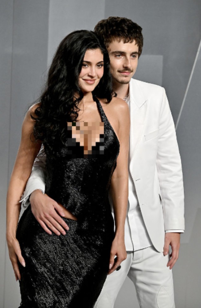 Setelah menghabiskan malam bersama di ajang Academy Awards, pasangan ini melanjutkan kencan mereka ke pesta bergengsi tersebut. Kylie mengenakan gaun rancangan McQueen dengan detail cut-out di bagian pinggul, bordir manik-manik, serta rok hitam berbahan silk chiffon.  Foto: dok. Getty Images