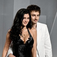 Setelah menghabiskan malam bersama di ajang Academy Awards, pasangan ini melanjutkan kencan mereka ke pesta bergengsi tersebut. Kylie mengenakan gaun rancangan McQueen dengan detail cut-out di bagian pinggul, bordir manik-manik, serta rok hitam berbahan silk chiffon.  Foto: dok. Getty Images