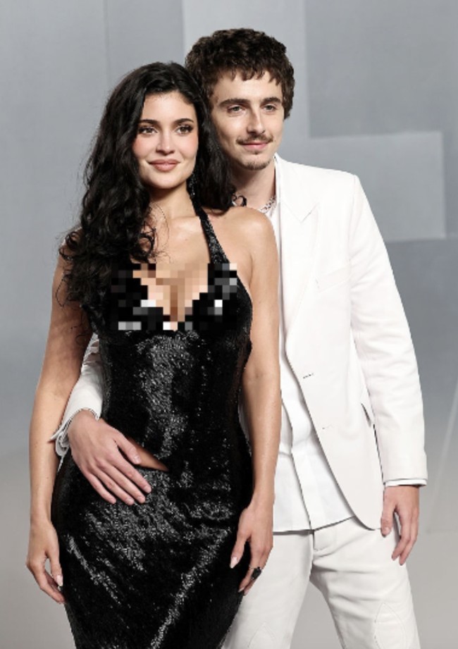 Sementara itu, Chalamet tetap mengenakan setelan putih Givenchy by Sarah Burton yang ia pakai sejak acara penghargaan. Foto: dok. Getty Images