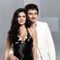 Sementara itu, Chalamet tetap mengenakan setelan putih Givenchy by Sarah Burton yang ia pakai sejak acara penghargaan. Foto: dok. Getty Images