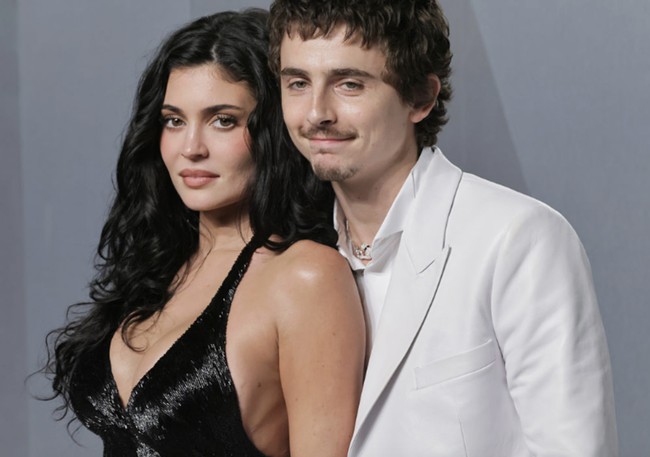 Sepanjang malam, keduanya terlihat begitu dekat. Chalamet beberapa kali merangkul Jenner di depan kamera. Foto: dok. Getty Images