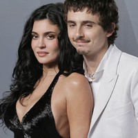 Sepanjang malam, keduanya terlihat begitu dekat. Chalamet beberapa kali merangkul Jenner di depan kamera. Foto: dok. Getty Images