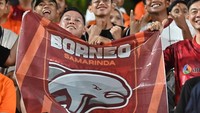 Pusamania menyiapkan koreografi 3D dalam laga tersebut. Suporter juga diajak mengenakan atribut berwarna oranye saat laga di Stadion Segiri itu. Foto: (Instagram @borneofc.id)