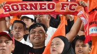 Terlihat senyum semringah pusamania mendukung tim kesayangannya. Malam itu, Borneo FC seperti mendapat angin segar di babak kedua, setelah sempat kebobolan satu gol oleh Persib Bandung. Gol Mariano Peralta lewat penalti berhasil menyelamatkan satu poin tambahan untuk Pesut Etam. Foto: (Instagram @borneofc.id)