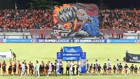Borneo FC berhasil menahan imbang Persib Bandung dengan skor 1-1 pada laga tunda pekan ke-21 Super League 2025/2026 di Stadion Segiri, Minggu (15/3/2026) malam. Bermain di hadapan 11.554 penonton, Borneo FC tampil menekan sejak awal babak kedua untuk mengejar ketertinggalan dari tim tamu. Laga berlangsung sengit hingga tambahan 7 menit terakhir. Foto: (Instagram @borneofc.id)