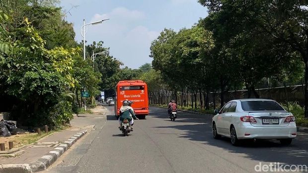 Lalu lintas (lalin) di kawasan TB Simatupang, Jakarta Selatan, Rabu (18/3).