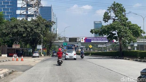 Lalu lintas (lalin) di kawasan TB Simatupang, Jakarta Selatan, Rabu (18/3).