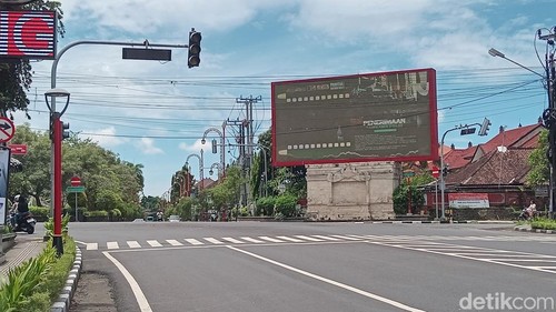 Lampu merah di perempatan depan Mapllres Galianyar Jalan Dharma Giri - Jalan Ngurah Rai Gianyar masih menyala hingga siang, Rabu (18/3/2026).