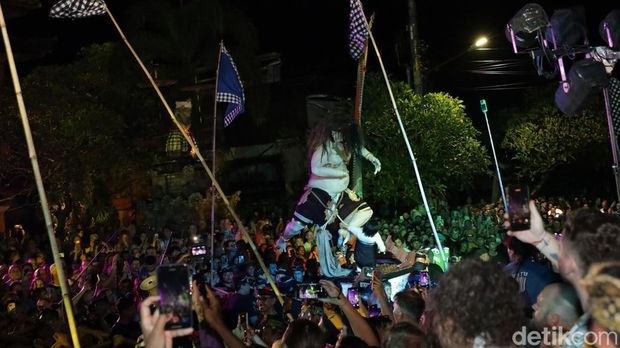 Lautan manusia saat ogoh-ogoh anak tampil di perempatan depan Puri Agung Ubud, Rabu (18/3/2026). (Aryo Mahendro/detikBali).