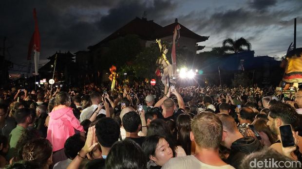 Lautan manusia saat ogoh-ogoh anak tampil di perempatan depan Puri Agung Ubud, Rabu (18/3/2026). (Aryo Mahendro/detikBali).