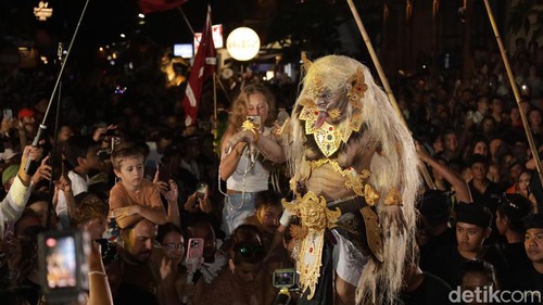 Lautan manusia saat ogoh-ogoh anak tampil di perempatan depan Puri Agung Ubud, Rabu (18/3/2026). (Aryo Mahendro/detikBali).