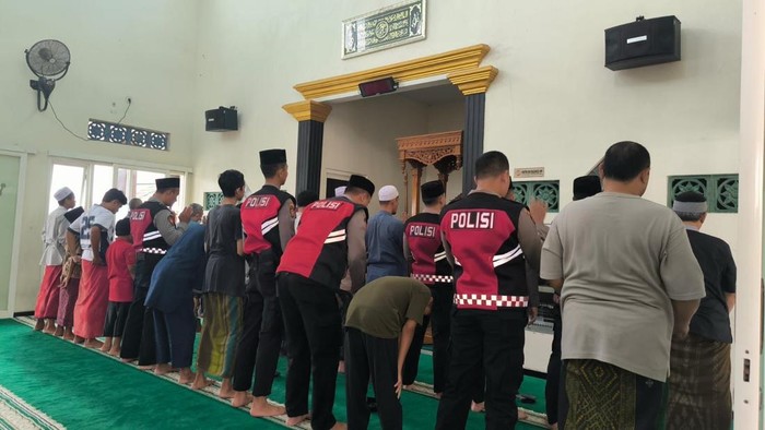 Masjid Perum Pesona Regency, Kelurahan/Kecamatan Patrang, Jember kembali digunakan beribadah meski sempat diguncang ledakan