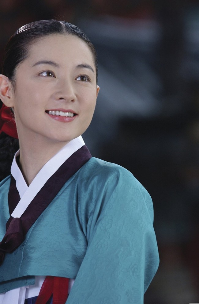 Saat penayangan drama Korea Jewel in the Palace pada 2003, Lee Young Ae berusia 32 tahun. Namun kini, sang aktris memasuki 55 tahun dan sudah dikaruniai dua orang anak dari hasil pernikahannya. Foto: dok. Instagram @leeyoungae0824