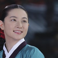 Saat penayangan drama Korea Jewel in the Palace pada 2003, Lee Young Ae berusia 32 tahun. Namun kini, sang aktris memasuki 55 tahun dan sudah dikaruniai dua orang anak dari hasil pernikahannya. Foto: dok. Instagram @leeyoungae0824