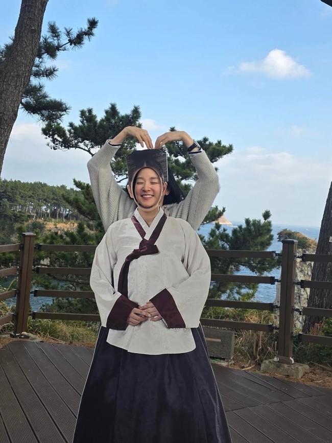 Dalam drama Korea Jewel in the Palace, Lee Young Ae berperan sebagai Dae Jang Geum, seorang wanita sederhana yang menunjukkan bakat dan tekadnya hingga menjadi tabib kerajaan wanita pertama di Dinasti Joseon. Foto: dok. Instagram @leeyoungae0824