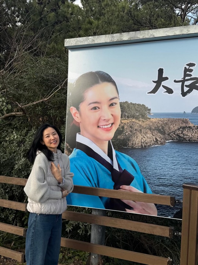 Lee Young Ae kembali mendatangi lokasi syuting drama kerajaan legendarisnya, Jewel in the Palace di Oedolgae, Pulau Jeju setelah 22 tahun. Foto: dok. Instagram @leeyoungae0824
