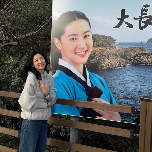 Lee Young Ae Tapak Tilas ke Jeju, Visualnya Tetap Sama Setelah 22 Tahun
