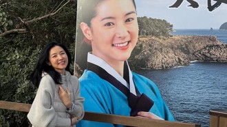 Lee Young Ae Tapak Tilas ke Jeju, Visualnya Tetap Sama Setelah 22 Tahun