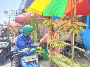 Cerita Pedagang Ketupat di Medan Cuan Rp 400 Ribu Sehari Jelang Lebaran