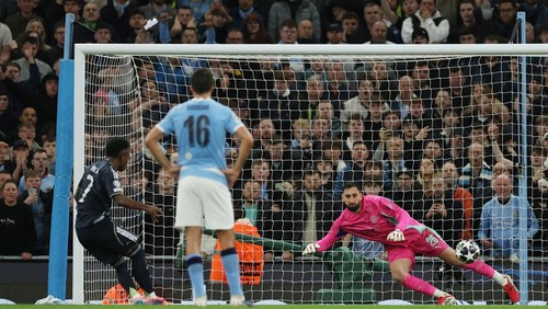 Soccer Football - UEFA Champions League - Round 16 - Second Leg - Manchester City v Real Madrid - Etihad Stadium, Manchester, Britain - March 17, 2026 Real Madrids Vinicius Junior scores their first goal from the penalty spot past Manchester Citys Gianluigi Donnarumma REUTERS/Phil Noble