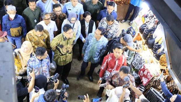 Menkeu Purbaya Yudhi Sadewa melakukan kunjungan ke Teras Malioboro (TM) dan Pasar Beringharjo Kota Jogja, Selasa (17/3/2026). (Tangkapan layar instagram @menkeuri)