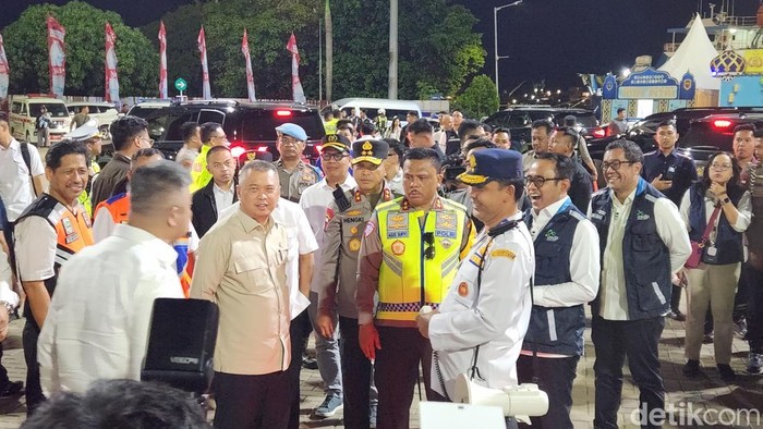 Menteri Perhubungan Dudy Purwagandhi bersama Kepala Korps Lalu Lintas (Kakorlantas) Polri Irjen Agus Suryonugroho meninjau Pelabuhan Merak, Kota Cilegon, Banten, Rabu (18/3/2026). (Adrial/detikcom)