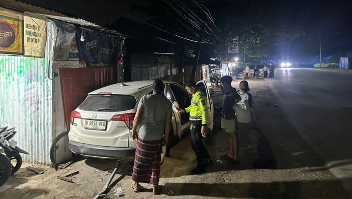 Mobil tabrak kios hingga tiang listrik di Kendari diduga gegara sopir mengantuk.