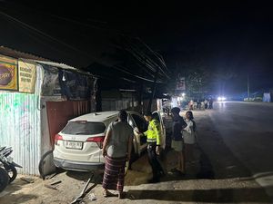 Mobil di Kendari Tabrak Kios-Tiang Listrik Diduga gegara Sopir Ngantuk