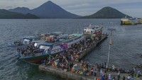 Sejumlah kapal penumpang yang mengangkut pemudik bersandar di Pelabuhan Bastiong Ternate, Maluku Utara, Rabu (18/3/2026). Antara Foto/Andri Saputra
