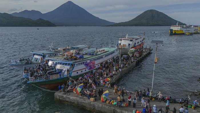 Pemudik menaiki kapal antarpulau bersiap untuk berangkat di Pelabuhan Bastiong Ternate, Maluku Utara, Rabu (18/3/2026). Pada H-2 Lebaran ratusan pemudik yang tinggal di Kota Ternate itu mulai menggunakan jasa transportasi antarpulau tujuan Gane Barat dan Kayoa di Kabupaten Halmahera Selatan kembali ke kampung halaman mereka masing-masing untuk merayakan hari raya Idul Fitri bersama keluarga. ANTARA FOTO/Andri Saputra/foc.