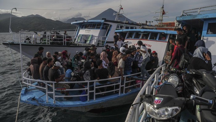 Pemudik menaiki kapal antarpulau bersiap untuk berangkat di Pelabuhan Bastiong Ternate, Maluku Utara, Rabu (18/3/2026). Pada H-2 Lebaran ratusan pemudik yang tinggal di Kota Ternate itu mulai menggunakan jasa transportasi antarpulau tujuan Gane Bara